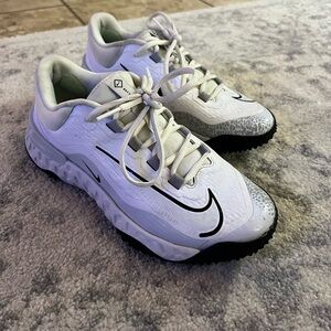 Size 6 Women’s Turf Shoes
